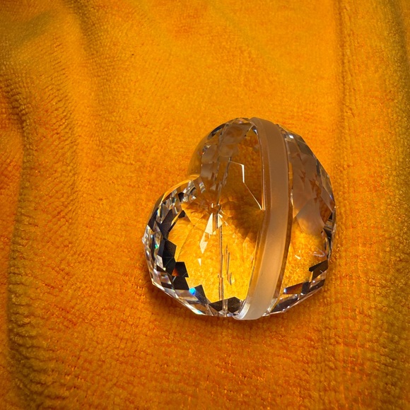 💝 Stunning Swarovski Clear Crystal Heart Figurine with Frosted Bow. 2 inches. - Picture 3 of 9